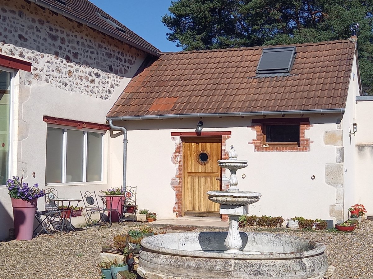 Façade du gîte tout de bois vêtu