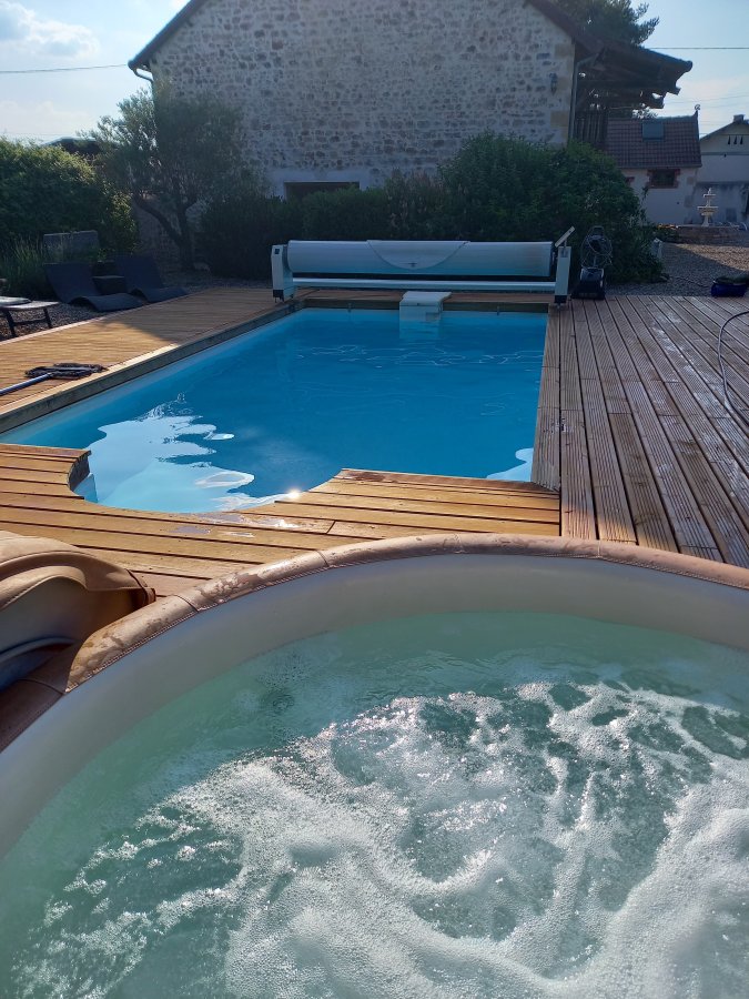 Jardin avec piscine et vue sur la campagne