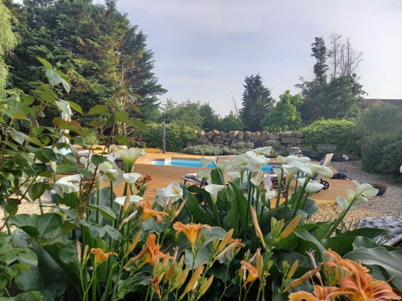 Parc et piscine en fleurs