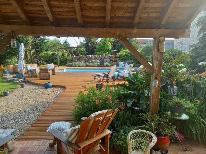 vue sur le jardin et la piscine